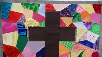 Bild: gis
Das von Eltern und Kindern gestaltete Mosaik vor dem Altar in der Pfarrkirche in Mehlmeisel.