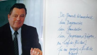 Bild: e
Der damalige bayerische Ministerpräsident Franz Josef Strauß trug sich am 26. Juli 1982 bei seinem Besuch in Kümmersbruck in das Goldene Buch ein und verfasste eine persönliche Widmung.
