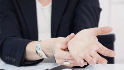 Bild: Christin Klose/dpa
Wer ständig mit der Maus arbeitet, kann einen Mausarm entwickeln. Deshalb gilt: Regelmäßig bewegen und entlasten.