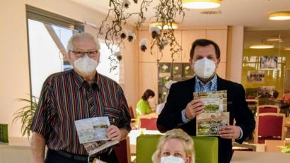 Bild: Birgit Singer-Grimm/exb
Autor Erwin Kraus (links) schenkt seine Bände "Sulzbach-Rosenberg wie es früher einmal war" der Ökumenischen Tagespflege. Pflegedienstleiterin Katharina Morgenstern (sitzend) und Geschäftsführer Günther Koller (rechts) freuen sich über die Bücherspende.