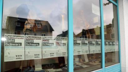 Bild: Gerhard Götz
Verhüllen wollte Inge Bauer-Joswig die mit der neuesten Mode dekorierten Schaufenster nicht. Wie ein Balken ziehen sich die Plakate über die gesamte Front.