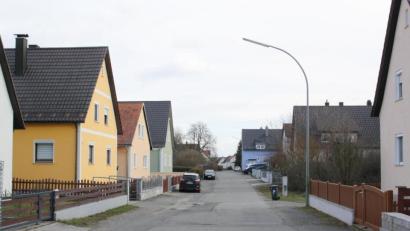 Bild: bjp
Im künftigen "integralen Stadtplanungskonzept" will die Stadt Pressath besonderes Augenmerk auf die Aufwertung der Steinbühlsiedlung, hier im Bild die Schinnerstraße, richten. Auch private Sanierungsmaßnahmen sollen im Zuge dessen gefördert werden.