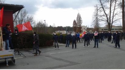 Bild: bk
Rund 120 Beschäftigte beteiligen sich am Freitag am zweistündigen Warnstreik bei der BHS.