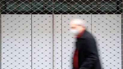 Bild: Sven Hoppe
Ein Mann geht in einer Innenstadt an einem geschlossenen Geschäft vorbei. Foto: Sven Hoppe/dpa