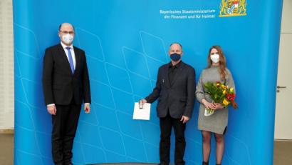 Bild: Bayerisches Staatsministerium für Finanzen und für Heimat 
Manfred Zettl aus Altenstadt (Mitte) erhält das Ehrenzeichen des bayerischen Ministerpräsidenten von Finanzminister Albert Füracker (links).