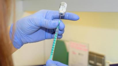 Bild: Sven Lehner/BRK Kreisverband Tirschenreuth/exb
Eine Mitarbeiterin im Impfzentrum Waldsassen zieht eine Spritze mit Corona-Impfstoff auf.