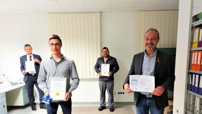 Bild: lg
Bei der Gesellenprüfung für Elektroniker war Sebastian Baumer (Zweiter von links) der erfolgreichste Teilnehmer. Hierzu gratulierten (von rechts) Prüfungsvorsitzender Michael Kunz aus Cham, Ausbilder Stefan Liebl und Kreishandwerksmeister Ernst Maler aus Schwandorf.