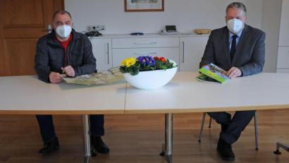 Bild: Christine Hollederer
Am Freitag verkündeten Landrat Richard Reisinger (rechts) und der Leiter der Sportförderung am Landratsamt, Robert Graf, die Absage für den Landkreislauf am 8. Mai. Als möglichen Ausweichtermin gaben sie den 25. September bekannt.