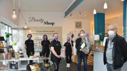 Bild: dob
Franziska Glaser (vorne) hat sich mit ihrem Kosmetik-Institut "Beauty Oase" im imposanten Gebäude im Schatten der Friedrichsburg an der Schöferkreuzung einen Traum erfüllt. Bürgermeister Andreas Wutzlhofer (Zweiter von rechts) gratuliere dazu ebenso, wie Siegfried Kellner (rechts), der vorher das Café "Carpe Diem" in diesen Räumen führte.