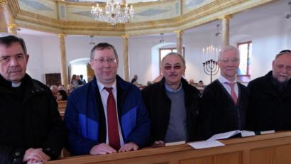 Bild: le
Zuletzt wurde die Woche der Brüderlichkeit 2019 mit Pfarrer Max Früchtl, Kantor Alexander Zakharen. Werner Friedmann, Pfarrer Wilfried Römischer und Pfarrer Alfons Forster (von links) gefeiert.