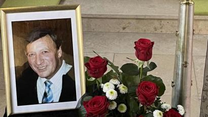 Bild: ohr
Während der Totenmesse in der St.- Barbara- Kirche erinnerte das von Rosen umrankte Bild an den verstorbenen Franz Sorgenfrei.