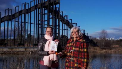 Bild: ubb
Kathrin Feil und Dagmar Franz (v. li.) vom Kinderbibelwochen-Team freuen sich über viele junge und junggebliebene Teilnehmerinnen und Teilnehmer bei der Schnitzjagd in der Heusterz. Sie haben in der Heusterz extra eine schöne Tour ausgesucht, auf der die Ralley stattfinden wird.