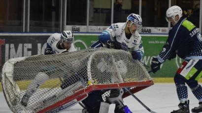 Archivbild: gb
Außergewöhnliches Bild in außergewöhnlichen Zeiten: Luca Endres, Torwart der Blue Devils Weiden, wird im Match gegen den EV Lindau in seinem Kasten gefangen. Die Oberliga Süd ist inzwischen wieder in den Fängen des Coronavirus, betroffen war neben dem EC Peiting auch der Deggendorfer SC. Bei den Niederbayern gab es aber am Montagabend Entwarnung.