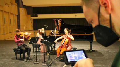 Bild: stg
Das Ensemble "accio piano trio" spielte in der leeren Max-Reger-Halle, der so entstandene 30-minütige Konzertfilm wird ab 26. März zu sehen sein.