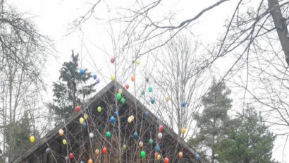 Bild: Ramona Griebl/exb
Das junge Trio gestaltete einen bunten Osterbaum.