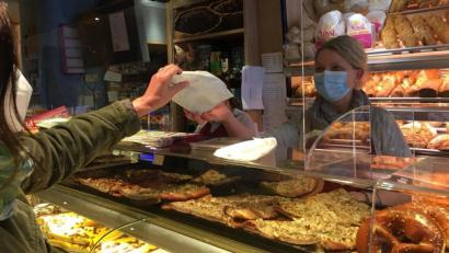 Bild: ihl
Petra Koch fühlt sich in der Bäckerei-Filiale hinter Plexiglas gut geschützt. Die sympathische Verkäuferin bedient so zuvorkommend wie eh und je. Ob Kunden lächeln oder mürrisch sind, erkennt sie auch mit Maske. Die Mürrischen seien aber in der Unterzahl.