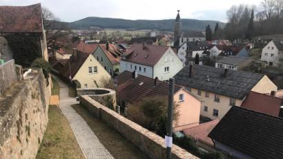 Bild: Wilhelm Amann
Auch auf der westlichen Seite der Nabburger Altstadt bietet der Zwingerweg schöne Ausblicke. Bei einem Spaziergang sind dort nun an verschiedenen Stellen angebrachte Gedichte zum „Tag der Poesie“ zu lesen.