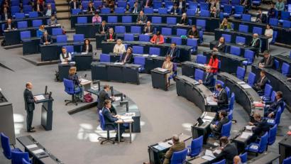 Archivbild: Michael Kappeler/dpa
Bundesfinanzminister Olaf Scholz (SPD) spricht im Bundestag. Um die Ansteckungsgefahr durch das Coronavirus zu minimieren, bleiben jeweils zwei Plätze zwischen den Bundestagsabgeordneten frei.