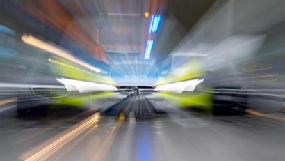 Symbolbild: Sebastian Gollnow/dpa
Rund sieben Kilometer Blindflug: Ein 67-Jähriger mit gesundheitlichen Problemen ist am Dienstag auf der A93 zunächst mehrfach in die Mittelleitplanke gefahren, bevor sich sein Fahrzeug verkeilte und zum Stehen kam.