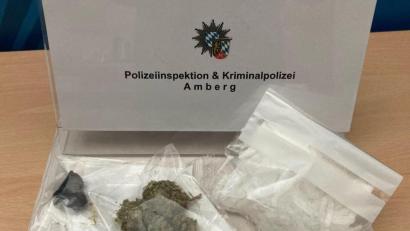 Bild: Polizeiinspektion Amberg/exb
Mengen von Crystal und Marihuana, die strafrechtlich als "nicht gering" gelten, haben Ermittler in Amberg bei einer Wohnungsdurchsuchung gefunden.