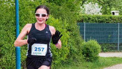 Archivbild: chl
Gut gelaunt läuft Inge Behringer hier beim Amberger Halbmarathon 2019 dem Ziel – und dem Sieg – entgegen. Die Edelsfelderin gehört schon seit vielen Jahren zu den besten Athletinnen ihrer Altersklasse in Bayern.