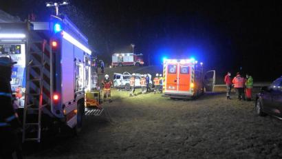 Bild: nic
Bei einem Unfall im Kreisverkehr an der B15 bei Mitterteich erlitt ein 41-jähriger Mann schwere Verletzungen. Ein Kleintransporter kippte im Kreisel, rutschte durch die Leitplanke und überschlug sich mehrmals.