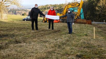 Bild: njn
Wenn das Wetter mitspielt, beginnen am Montag die Bauarbeiten zum Lückenschluss des Radwegs entlang der B 22 von der Einfahrt Schadenreuth bis zum Straßenschacht. Auf dem Bild (von links) Bauamtsleiter Dieter Döppl, Bürgermeister Johannes Reger und Baudirektor Gerhard Kederer vom Staatlichen Bauamt.