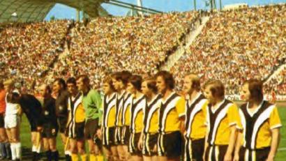 Archivbild: privat/exb
8. Juni 1975, Münchener Olympiastadion, vorletzter Spieltag der 2. Bundesliga Süd: Vor 70 000 Zuschauern spielte Franz Dürrschmidt (Vierter von rechts) mit dem FC Bayern Hof beim TSV 1860 München (0:0). Die Hofer verpassten am Ende als Vierter die Aufstiegsspiele zur Bundesliga, die „Löwen“ wurden Fünfter.