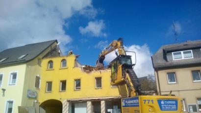 Bild: fpoz
Die Abrissarbeiten am Gebäude Markt 15 sind in vollem Gang.