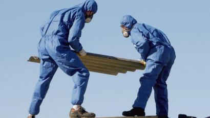 Bild:  Bernd Wüstneck/dpa
Nur etwas für Profis: Arbeiter in Schutzanzügen und mit Luftfiltern über Mund und Nase entfernen Asbestplatten vom Dach eines alten Gebäudes.