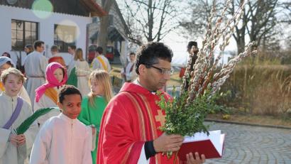 Archivbild: bsc
Pfarrer Joseph und die Ministranten bei einer Palmprozession: Als sichtbares Zeichen der Verehrung trugen die Gläubigen prachtvolle Palmbuschen. In diesem Jahr werden die Palmbüschel von den Ministranten und ihren Familien gebunden und können in der Pfarrkirche am Palmsonntag erworben werden.