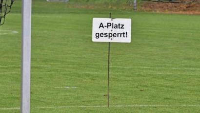 Bild: Hubert Ziegler
Die Plätze sind gesperrt, die Fußballer immer noch in der Corona-Zwangspause. Wann wieder um Punkte gespielt werden kann, ist unklar.