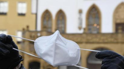 Bild: Petra Hartl
Die Maske ist längst zum Symbol der nun seit einem Jahr andauernden Coronakrise geworden.