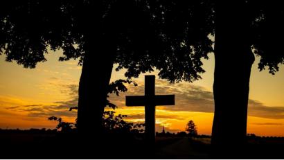 Symbolbild: Moritz Frankenberg/dpa
Trotz Coronakrise sind die Suizide in Bayern zahlenmäßig im Vergleich zum Vorjahr stabil geblieben. Im Fünf-Jahres-Schnitt liegt die Zahl der Versuche leicht darüber, die der Suizide sogar leicht darunter.