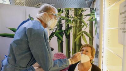 Bild: Gabi Schönberger
Der Vohenstraußer Apotheker Martin Wolf bietet Corona-Antigen-Schnelltests, sogenannte "Bürgertests", an. Einmal pro Woche können sich Personen kostenlos testen lassen. Das Ergebnis liegt nach spätestens 15 Minuten vor. Eine telefonische Anmeldung ist Voraussetzung. Die Kunden müssen symptomfrei sein.