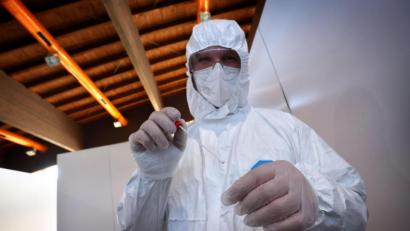 Symbolbild: Karl-Josef Hildenbrand/dpa
Zwei weitere Menschen starben am Wochenende im Zusammenhang mit dem Coronavirus in Weiden und im Landkreis Neustadt.