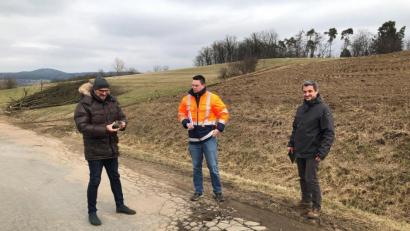 Bild: Anton Köppl/exb
Bürgermeister Max Beer (links), Bauamtsleiter Simon Heiser und Ingenieur Martin Dunst vom Ingenieurbüro Beraten und Planen überzeugten sich vom desolaten Zustand des Straßenabschnitts.