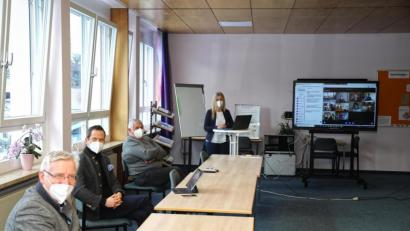 Bild: njn
Bundestagsabgeordneter Albert Rupprecht (Zweiter von links) nahm bei seinem Besuch an der Schule auch an einer virtuellen Lehrerkonferenz teil. Mit auf dem Bild (von links) Bürgermeister Johannes Reger, IT-Berater Siegfried Dötterl und Rektorin Sabine Graser.