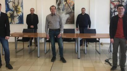 Bild: Wilhelm Amann
Generationswechsel bei der VG Nabburg: Thomas Prey (links) ist in der Nachfolge von Hans Sorgenfrei (Mitte) der neue Verwaltungsleiter. Sein Stellvertreter ist Thomas Bodensteiner (rechts). Im Hintergrund sind (von rechts) der VG-Vorsitzende und Bürgermeister Frank Zeitler sowie die beiden Sachgebietsleiter Josef Feller und Reinhard Schlosser zu sehen.