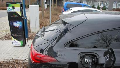 Bild: gsp
Strom für die E-Autos gibt es schon lange auch in unserer Region an speziellen Ladesäulen.