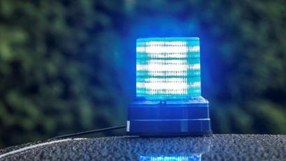 Archivbild:  Armin Weigel/dpa
Starke Verunreinigungen durch Eier, die auf ein Haus geworfen worden waren, beschäftigten am Wochenende die Polizeiinspektion Amberg.