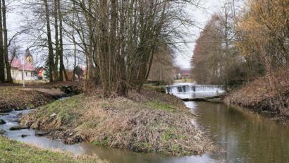 Bild: do
Die Verlandung der Creußen bei Tremmersdorf schreitet voran. Ein ökologischer Umbau des Flussbettes ist deshalb unumgänglich. Zum Stand der Planungen findet voraussichtlich am 8. Mai auf dem Festplatz in Tremmersdorf ein öffentlicher Besprechungstermin statt.