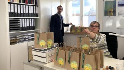Bild: wku
Pfarrer Stefan Fischer und Pfarramtsekretärin Rita Degel packen im evangelischen Pfarramt die Ostertüten.