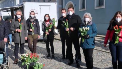 Bild: rha
Über die Etablierung des wöchentlich stattfindenden Bauernmarktes in Vilseck freuen sich bei der offiziellen Eröffnung (von rechts): Annika Reich, Projektmanagerin Ökomodellregion Amberg-Sulzbach, Marktorganisatorin Adolfine Nitschke, Bürgermeister Hans-Martin Schertl, Stadtrat Jonas Dittrich, AOVE-Geschäftsführerin Katja Stiegler, Stadträtin Lisa Weiß, Zweiter Bürgermeister Thorsten Grädler und der Nachtwächter Josef Eierer.