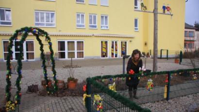 Bild: wro
Fast einen ganzen Nachmittag lang war Gabi Lang vom Tourismus- und Kulturverein Wiesau auf den Beinen, um den Garten im "Haus Steinwaldblick" bunt zu dekorieren.