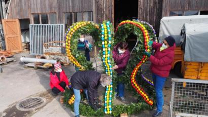 Bild: bl
Im Schichtbetrieb mit normalerweise nur zwei Personen haben die Frauen in Pfreimd auf dem Bauhofgelände den Osterbrunnen vorbereitet. Insgesamt haben über 60 Helferinnen dabei mitgewirkt.