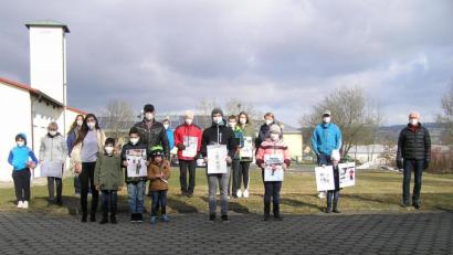 Bild: öt
Zahlreiche Erbauer von eisigen Gesellen durften Preise aus dem Schneemannwettbewerb der Gemeinde Neusorg entgegennehmen. Unser Bild zeigt sie mit Bürgermeister Peter König (rechts), Familienbeauftragter Monika König (hinten, Dritte von rechts) und Jugendbeauftragter Alexandra Mark-Sischka (hinten, Dritte von links).