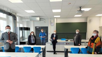 Bild: lg
Landrat Thomas Ebeling (von links), Sachgebietsleiterin Michaela Gottmeier, Hausmeister Alois Prey und die Schulleitung mit Ludwig Pfeiffer, Christine Paschen und Silke Zettlmeißl überzeugen sich vom modernen Biologiesaal mit seinen 27 festen Arbeitsplätzen.