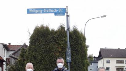 Bild: u
Am 17. Juli 1963 beschloss der Stadtrat, den Weiherer Weg in Wolfgang-Droßbach-Straße umzubenennen. Die Stadtväter würdigten damit die Verdienste eines „großen Wohltäters und Ehrenbürgers der Stadt“. Von links: Thomas Heckmann (Enkel von Wolfgang Droßbach), Bürgermeister Hermann Falk und Stadtheimatpfleger Sepp Strobl.