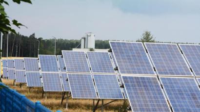 Archivbild: Gabi Schönberger
Ein PV-Feld im Gewerbegebiet West III. Diese und möglicherweise auch andere Flächen könnten nach Überzeugung von OB Jens Meyer und Stadträten sinnvoller genutzt werden.